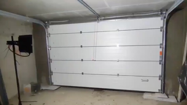 секционные ворота после качественного и быстрого ремонта в Минске