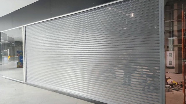 Стальные роллеты в торговом центре после ремонта